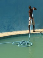 entretien de la piscine par le gardien