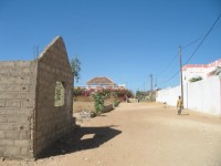 rue à côté de la villa Ker Tukki, Saly Niakh Niakhal (Sénégal)