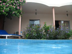 la pisine et le jardin de la villa Ker Tukki (Sénégal)
