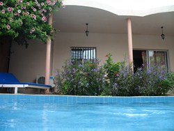 la pisine et le jardin de la villa Ker Tukki (Sngal)